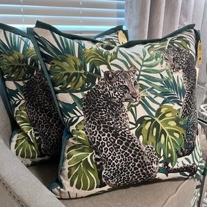 1-NWT CALLISTO HOME DECORATIVE PILLOW (Please read description for details)